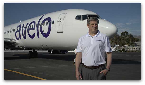 Avelo CEO Andrew Levy posing infront of Avelo 737
